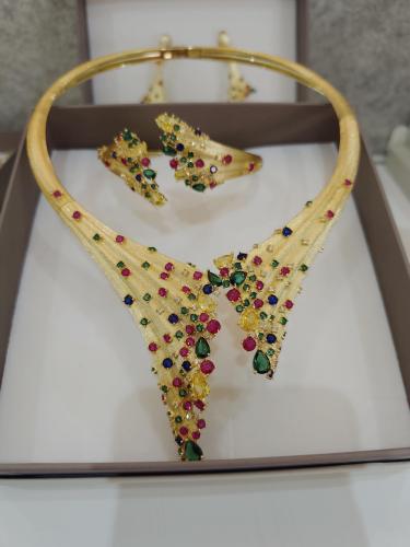 طقم فاخر جدا مطلي بالذهب ،(عقد فاخر + اسوارة + حلق...