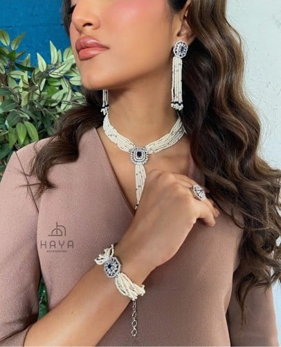 طقم فاخر متكامل مزين باللؤلؤ (سلسال تشوكر + حلق +...