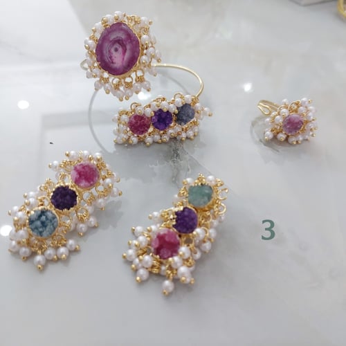 اطقم باحجار جميلة.. مزينة باللؤلؤ.. مرنة ومطلية بم...