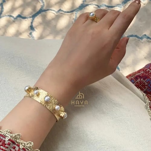 طقم (سوارة + خاتم) مرنين ومطليين ومرصعين باللؤلؤ