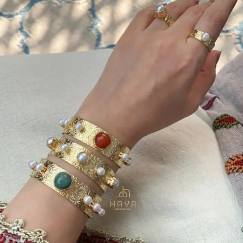 طقم (سوارة + خاتم) مرنين ومطليين ومرصعين باللؤلؤ