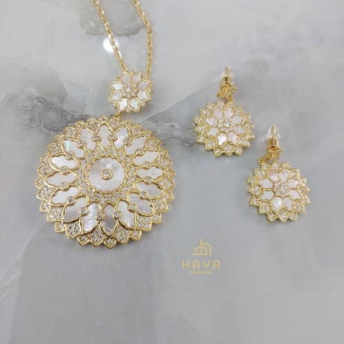 طقم (سلسال فاخر طويل + حلق) مطليين ومزينين بالزريك...