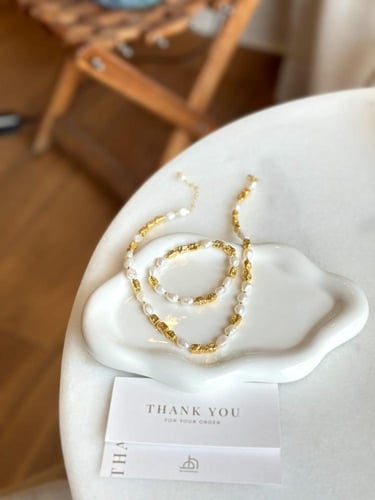 طقم مطـلـي بالذهب الخـالـص .. ومزين باللـؤلـؤ الـز...