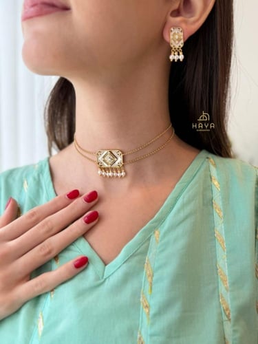 طقم مميز وناعم مطلي (عقد تشوكر + حلق)