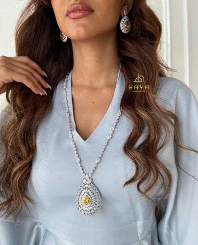 طقم فاخر (سلسال + حلق) مزينين بالزريكون ومطليين