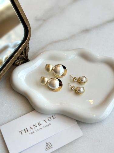 حلق بجمال اللؤلؤ الأبيض