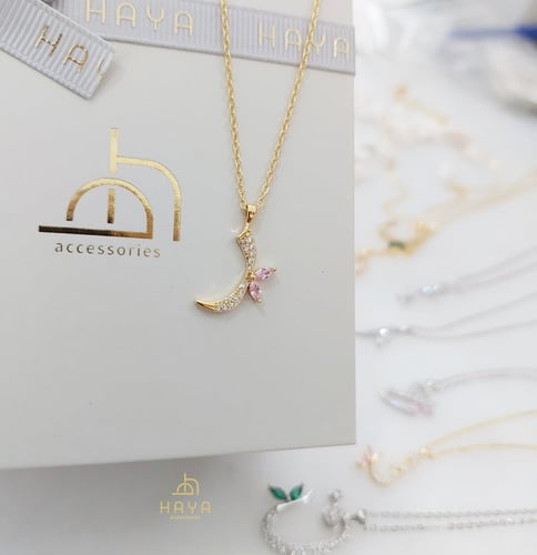 سلسال الأحرف.. مزين بالزريكون ومطلي