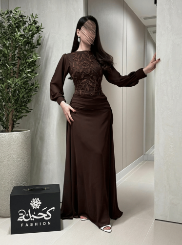 Evening dress with sleeves