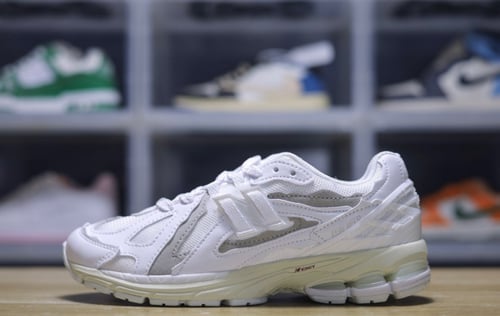 نيو بالانس ابيض WHITE TURTLEDOVE