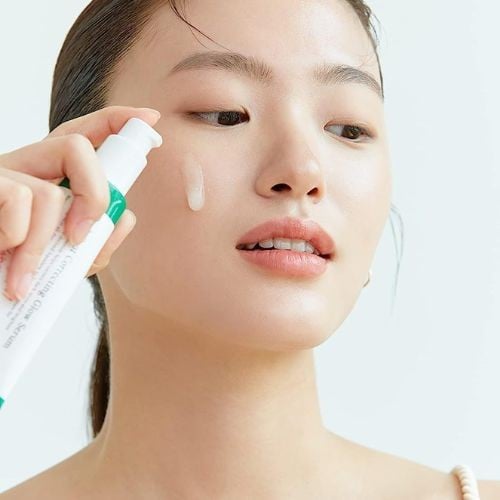 سيروم النضارة لتصحيح البقع الداكة وتفتيح البشرة من...