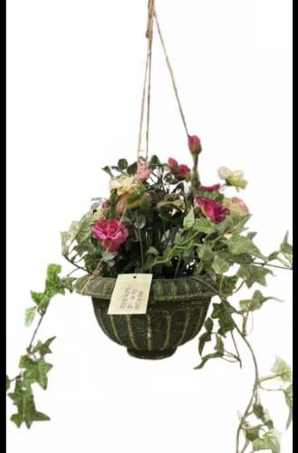 حوض تعليق مع شجيرات وورد صناعي