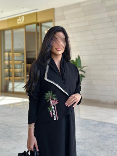 #92 عباية اليوم الوطني قماش كريب قصة A وطرحة بطرف...