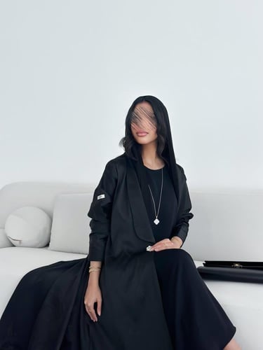 89# عباية قماش كريب ايطالي اسود قصة نص كلوش مع ازر...