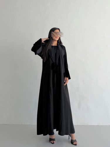 98# عباية قماش كريب كوري قصة نص كلوش مع اكمام مخمل...