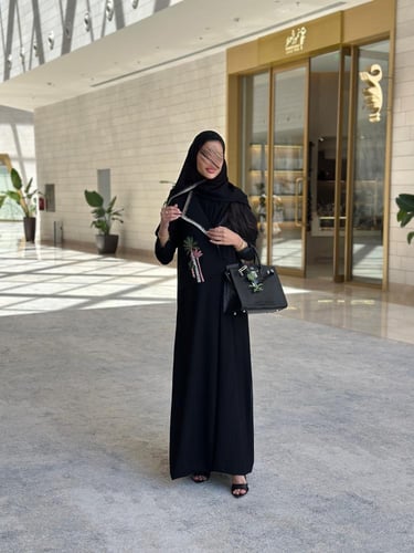 #92 عباية اليوم الوطني قماش كريب قصة A وطرحة بطرف...