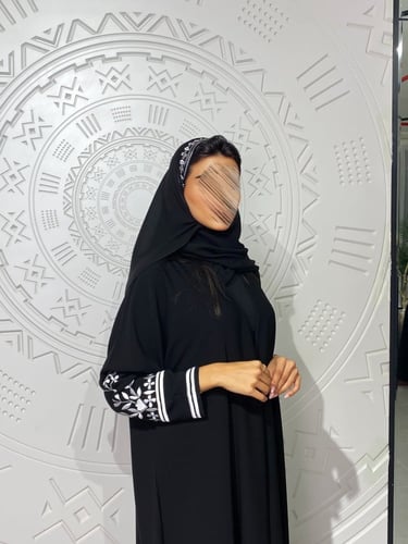 #42 عباية قماش كريب ملكي كوري مع تطريز أبيض قصة نص...