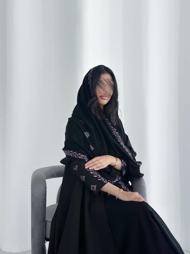 84# عباية قماش كريب قصة دبل كلوش مع تطريز اكمام وط...