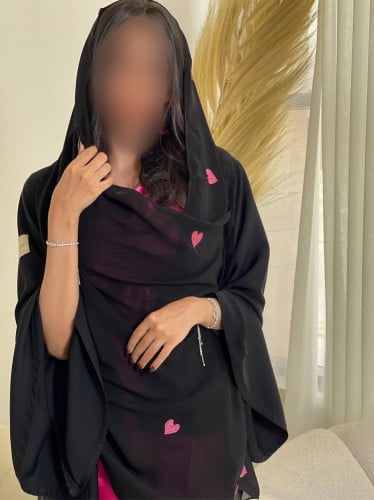 #005 عباية أسود كلوش مع طرحة قلوب , القماش: صالونا