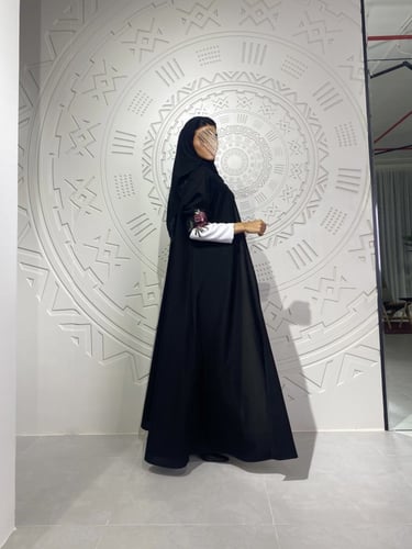 #45 عباية اسود كتان مع أكمام ابيض بتطريز قصة نص كل...