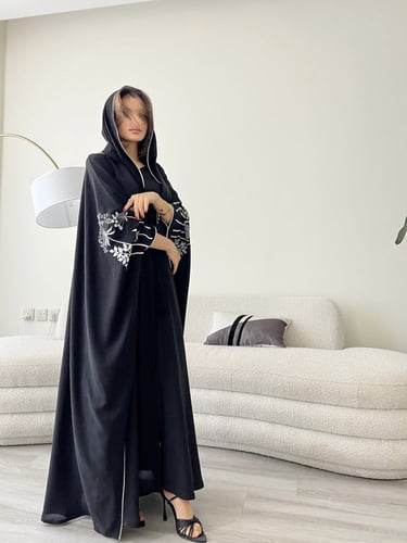 31# عباية قصة بشت مع تطريز باللون الابيض