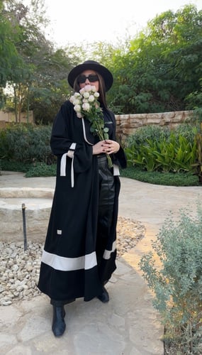 #019 عباية شامواه اسود وبيج قصة كلوش مع طرحة سادة