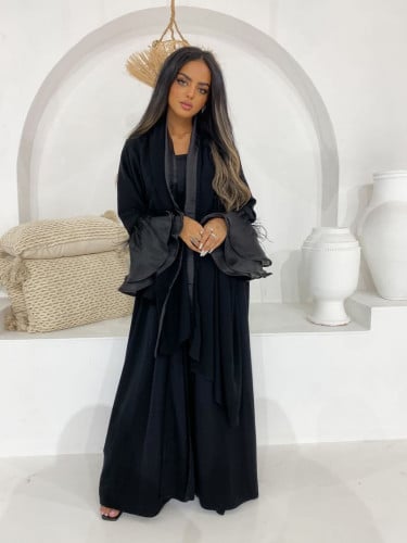 #014قماش ملكي اسود قصة كلوش مع كم جازار اسود وريش