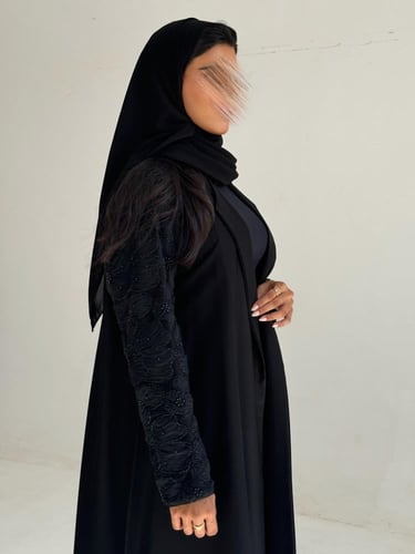 #51 عباية قماش كريب كلوش مع أكمام تل ورد شك خرز ول...