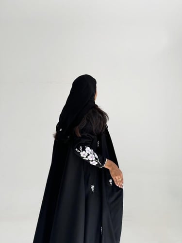 #53 قماش كريب قصة كلوش مع تطريز وطرحة