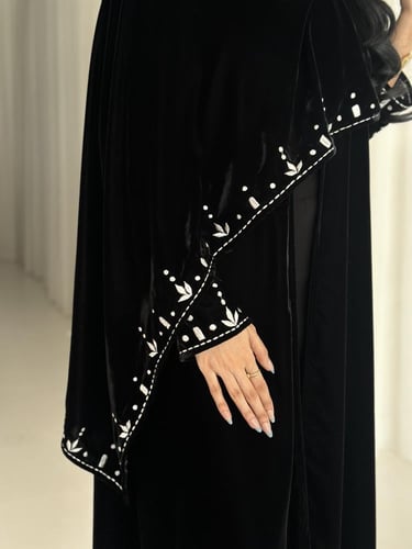 #61 عباية مخمل مع شال مخمل تطريز وطرحة سادة