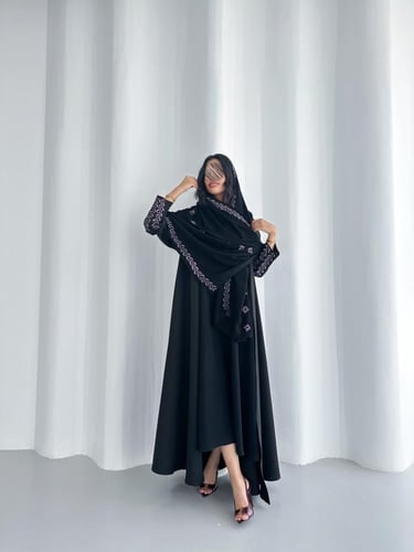 84# عباية قماش كريب قصة دبل كلوش مع تطريز اكمام وط...