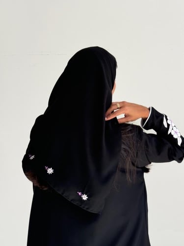 #53 قماش كريب قصة كلوش مع تطريز وطرحة