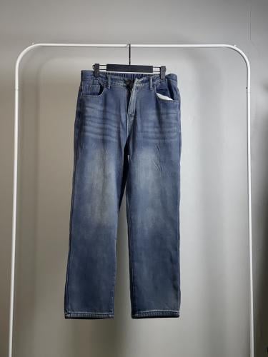 Classic Blue jeans pants with a straight cut and c...