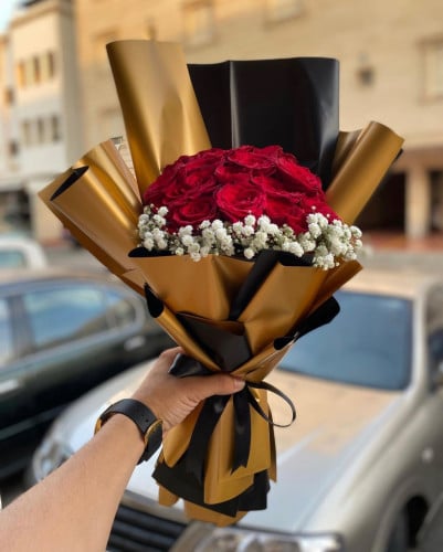 باقه ورد الاحمر بتغليف ذهبي