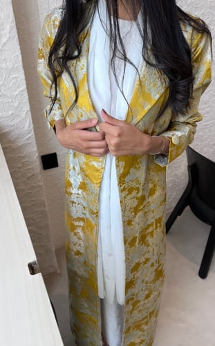 عباية تفتة بلون مميز مع كسرات - 089