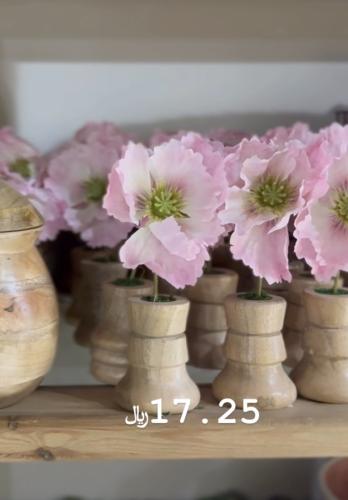 وردة شقائق النعمان بفازة خشب