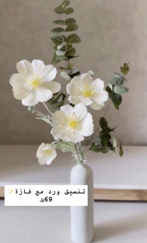 تنسيق ورد صناعي مع فازة زجاج