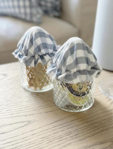 قنينة مع غطاء قماشي كاروهات سماوي