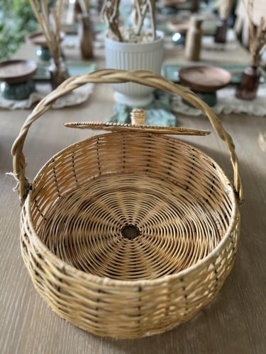 سلة خوص بغطاء