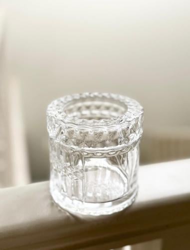 علبة منديل زجاج صغيرة