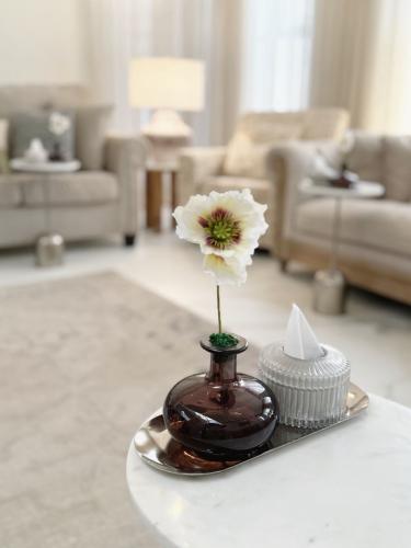 علبة مناديل زجاج بيج