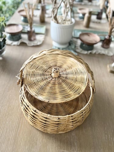 سلة خوص بغطاء