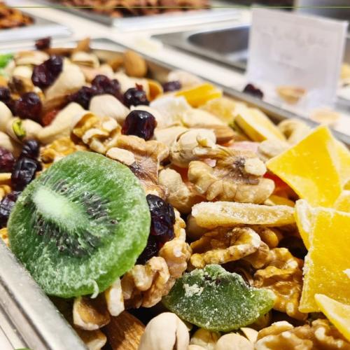 مشكل مكسرات ملكي فاخر مع التوت والفراولة والفواكه...