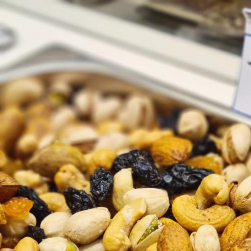 مشكل مكسرات رويال فاخر مع الزبيب الاسود والاصفر