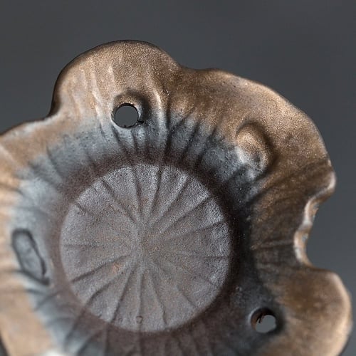 صحن تقديم للكوب حجري المذهب -- زنبق