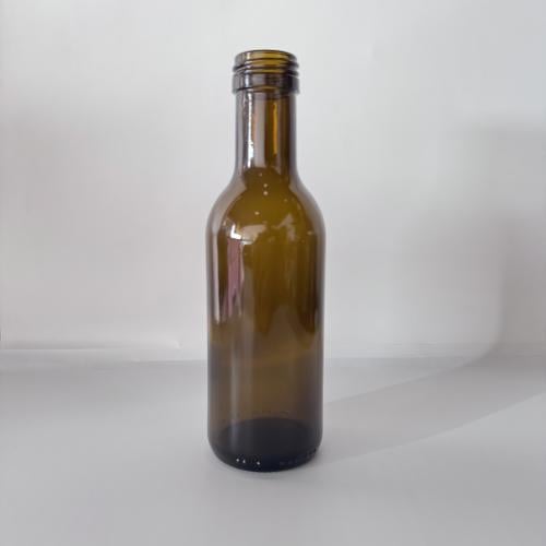 قارورة زجاجية غامق اللون يستخدم زيت الزيتون و العص...