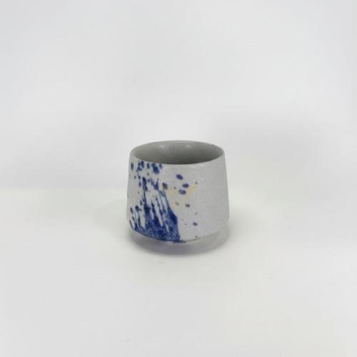 كوب سيراميك ابيض بقطرات زرقاء 180 مل