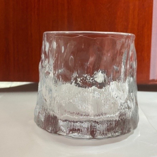 كوب زجاجي راقص ثلجي