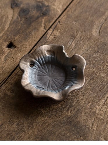 صحن تقديم للكوب حجري المذهب -- زنبق