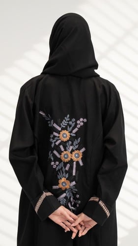 عباية رسمية بتطريز من الخلف