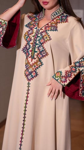 جلابية بلون بيج مبطنة بأحمر